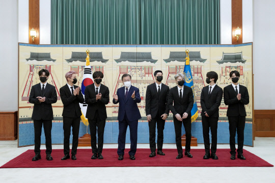 문재인 대통령이 14일 청와대에서 열린 미래세대와 문화를 위한 대통령 특별사절 임명장 수여식에서 그룹 BTS에게 임명장을 수여하고 기념사진을 촬영하고 있다. 왼쪽부터 뷔, 제이홉, 진, 문 대통령, RM, 슈가, 지민, 정국.  연합뉴스